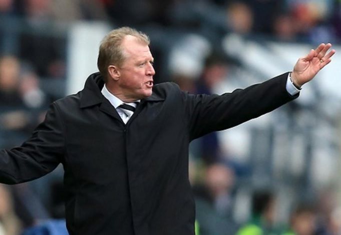 Steve fue seleccionador de Inglaterra y conoce bien a Gary Neville.