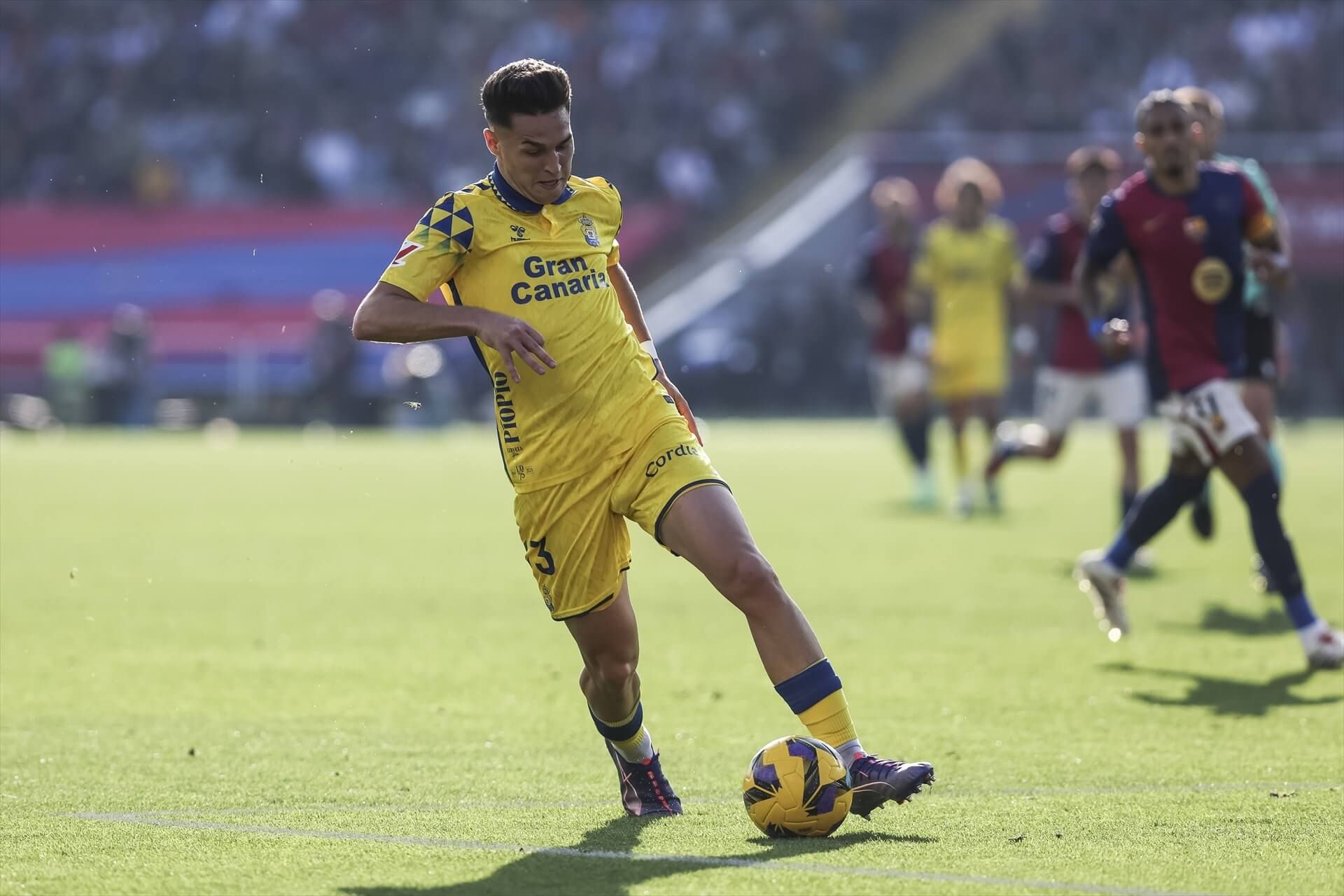  Mika Mármol conduce la pelota en el Barcelona-Las Palmas.