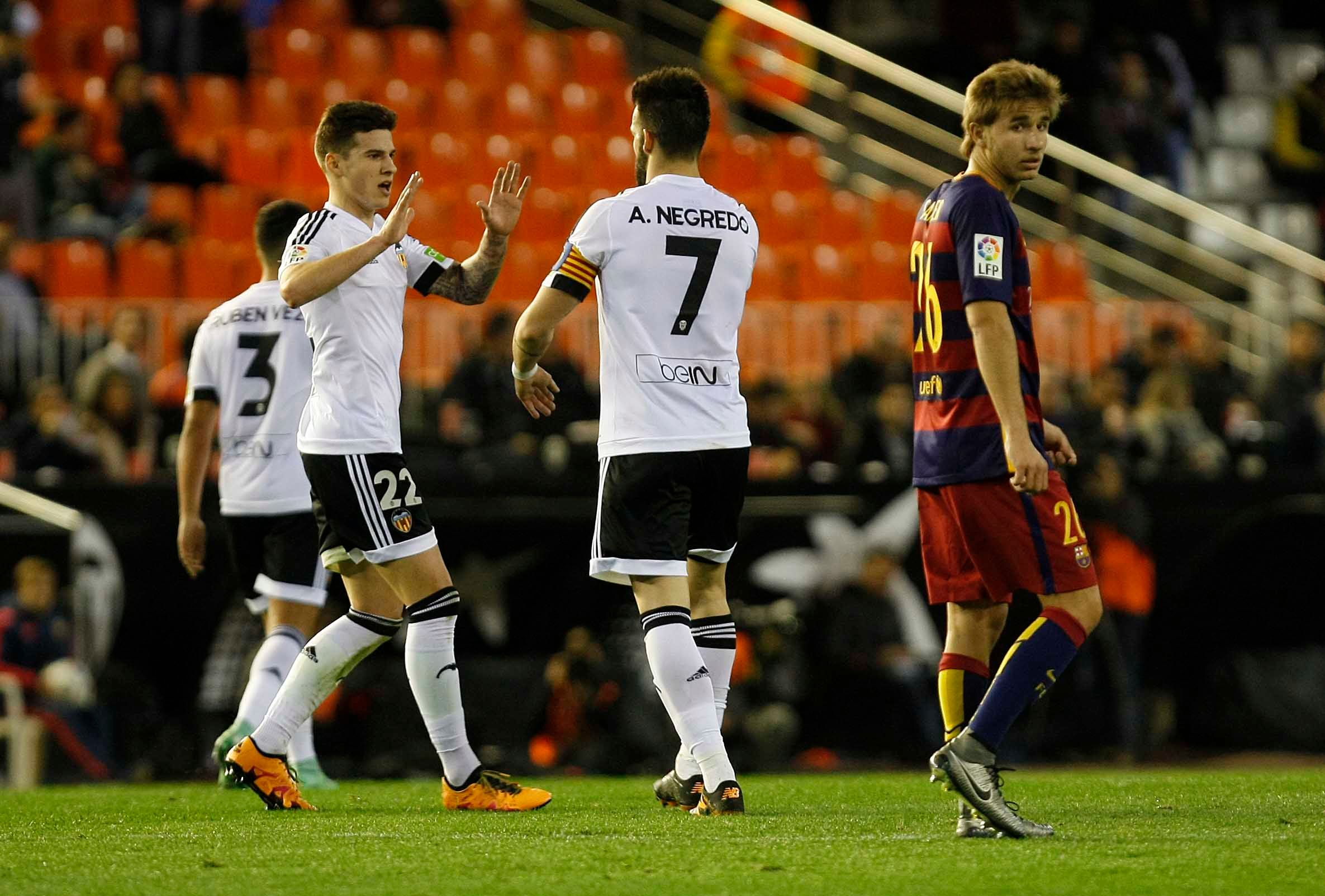 Mina felicita a Negredo por el 1-0.