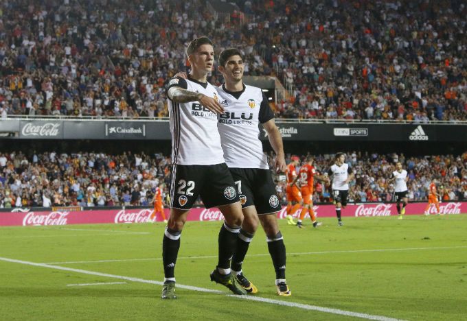 Guedes abraza a Mina tras el 1-0.