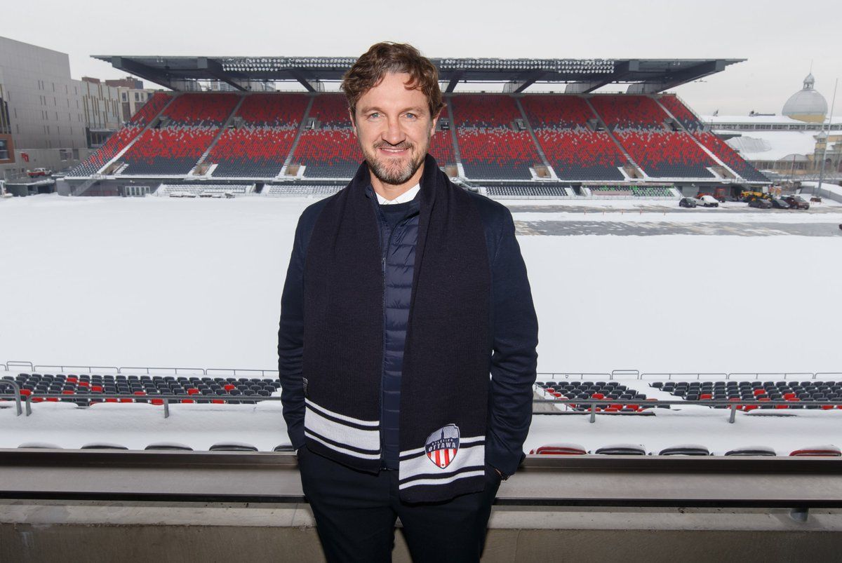 Mista, el nueve de Rafa Benítez en el doblete, ahora es el técnico del Atlético Ottawa.