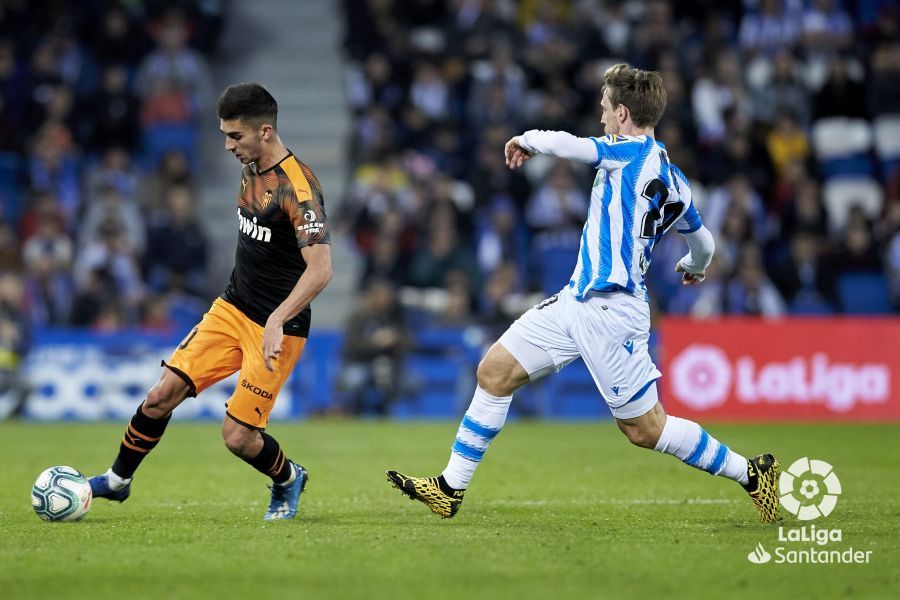  Nacho Monreal pelea por un balón con Ferran Torres.
