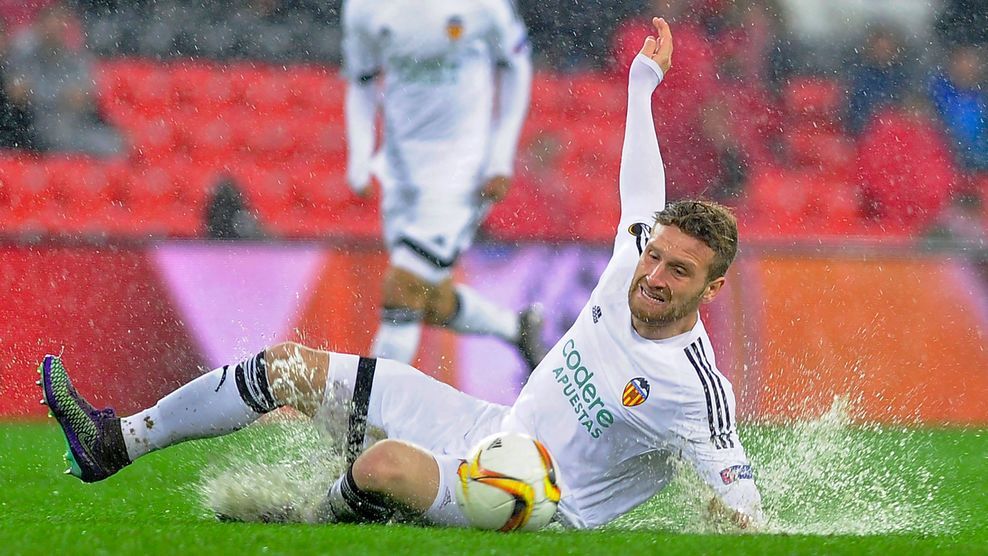 Mustafi durante una acción del Athletic-Valencia | Foto: UEFA