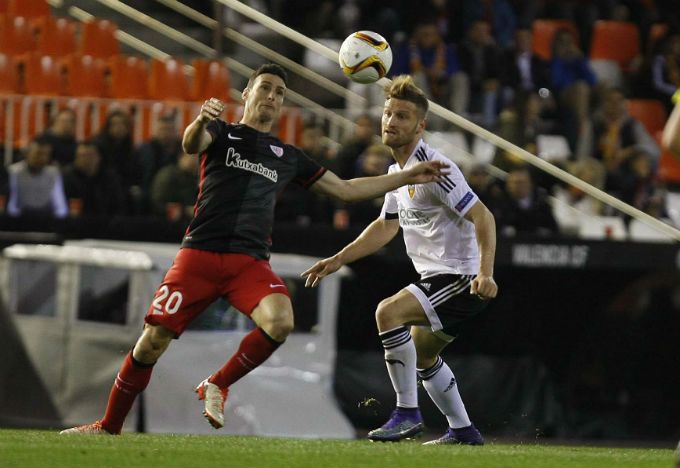 Mustafi y Aduriz pugnan por un balón.