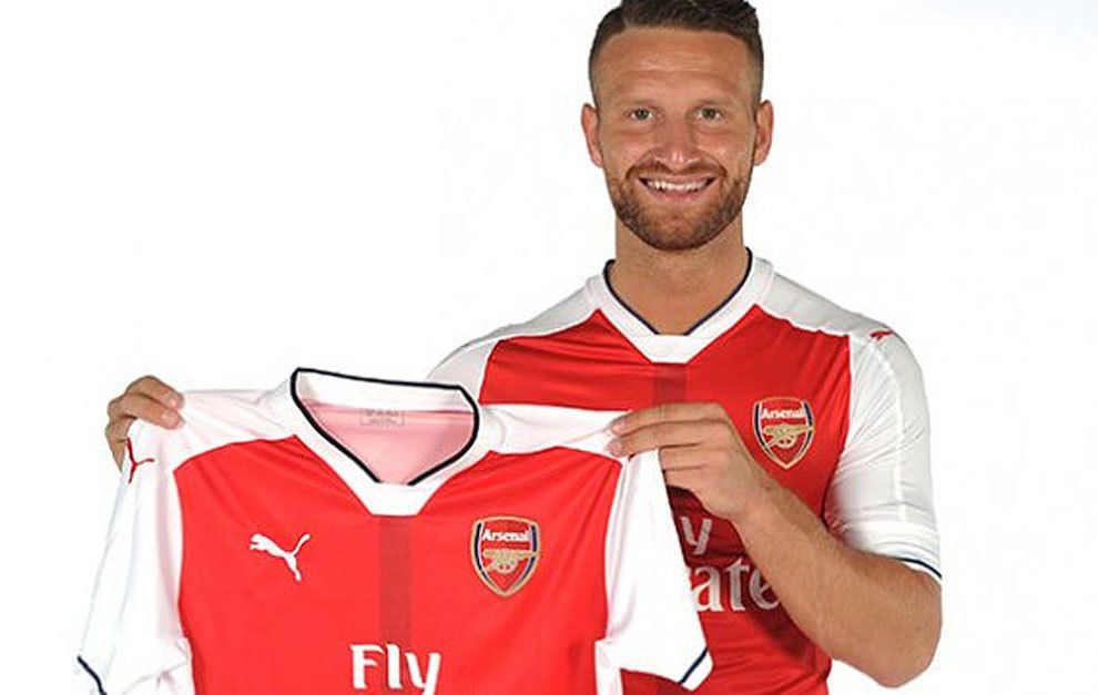  Mustafi presentado con el Arsenal