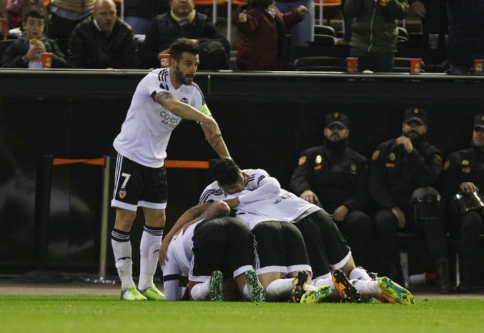 Jugadores del Valencia CF celebran gol contra el Athletic