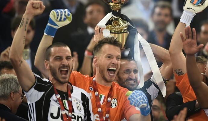  Neto levanta la Coppa de Italia.
