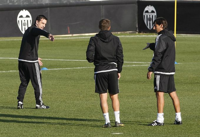 Gary, Phil y Angulo diseñan la táctica para el Olympique.
