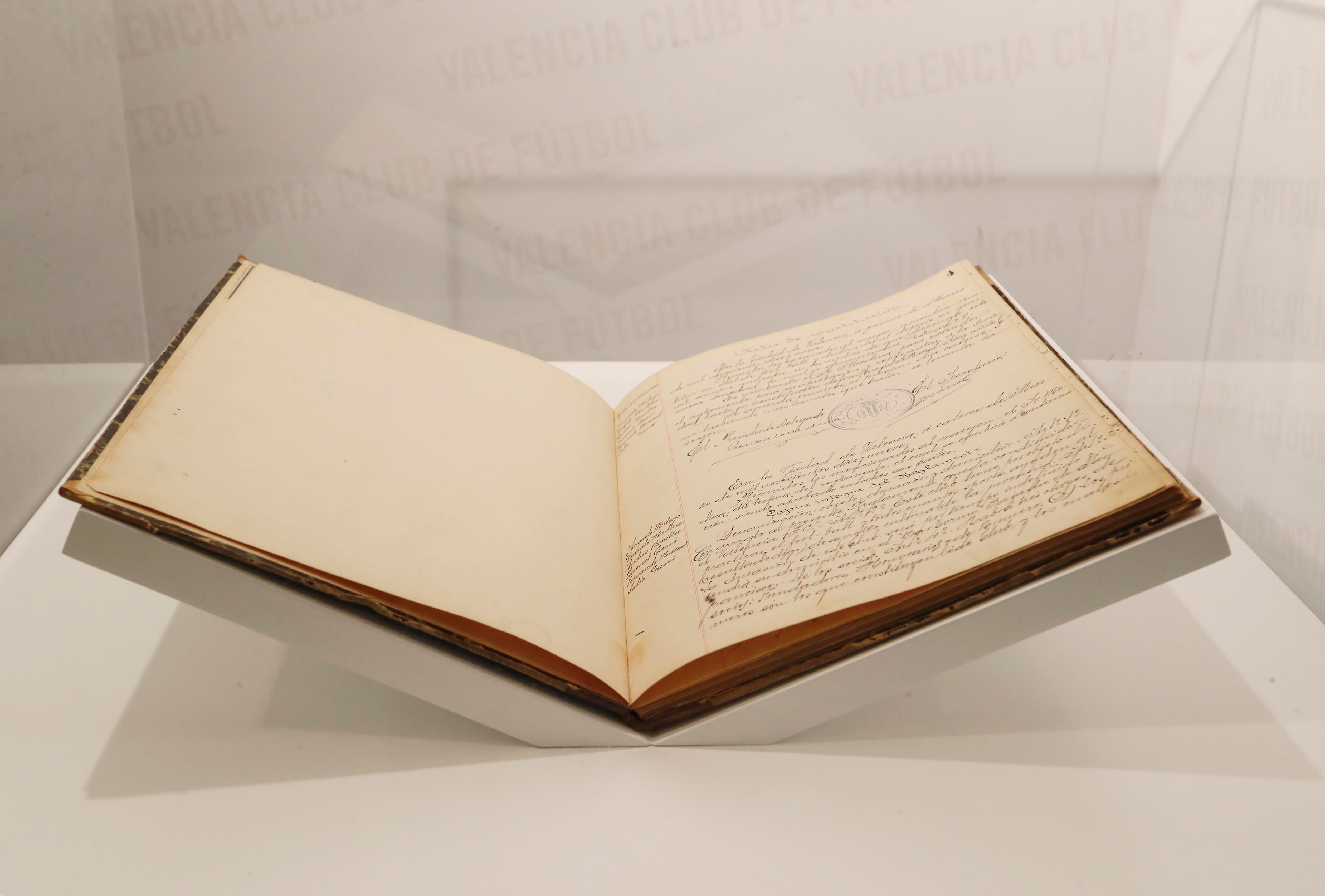 Nuevo Tour de Mestalla con la bandera fundacional.