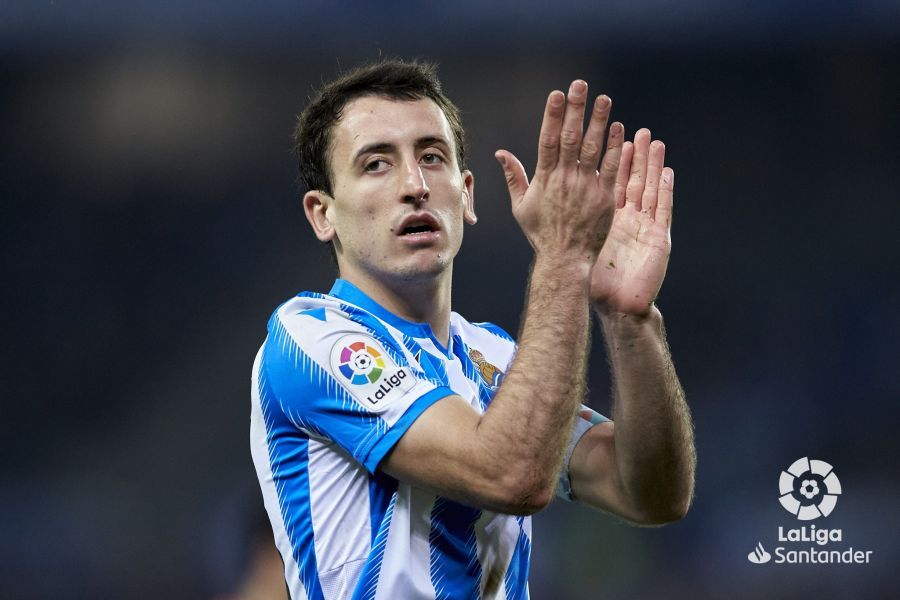  Mikel Oyarzabal aplaude en el Real Sociedad-Valencia.