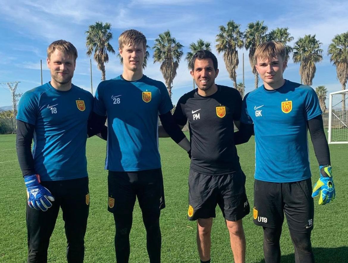  Pablo Moreno, en el centro junto a los porteros de su club.