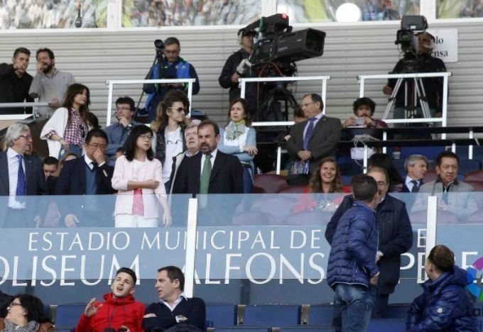 Peter Lim, a la derecha de la imagen en el palco del Coliseum.