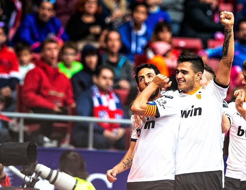  Parejo celebra el gol del 1-1.