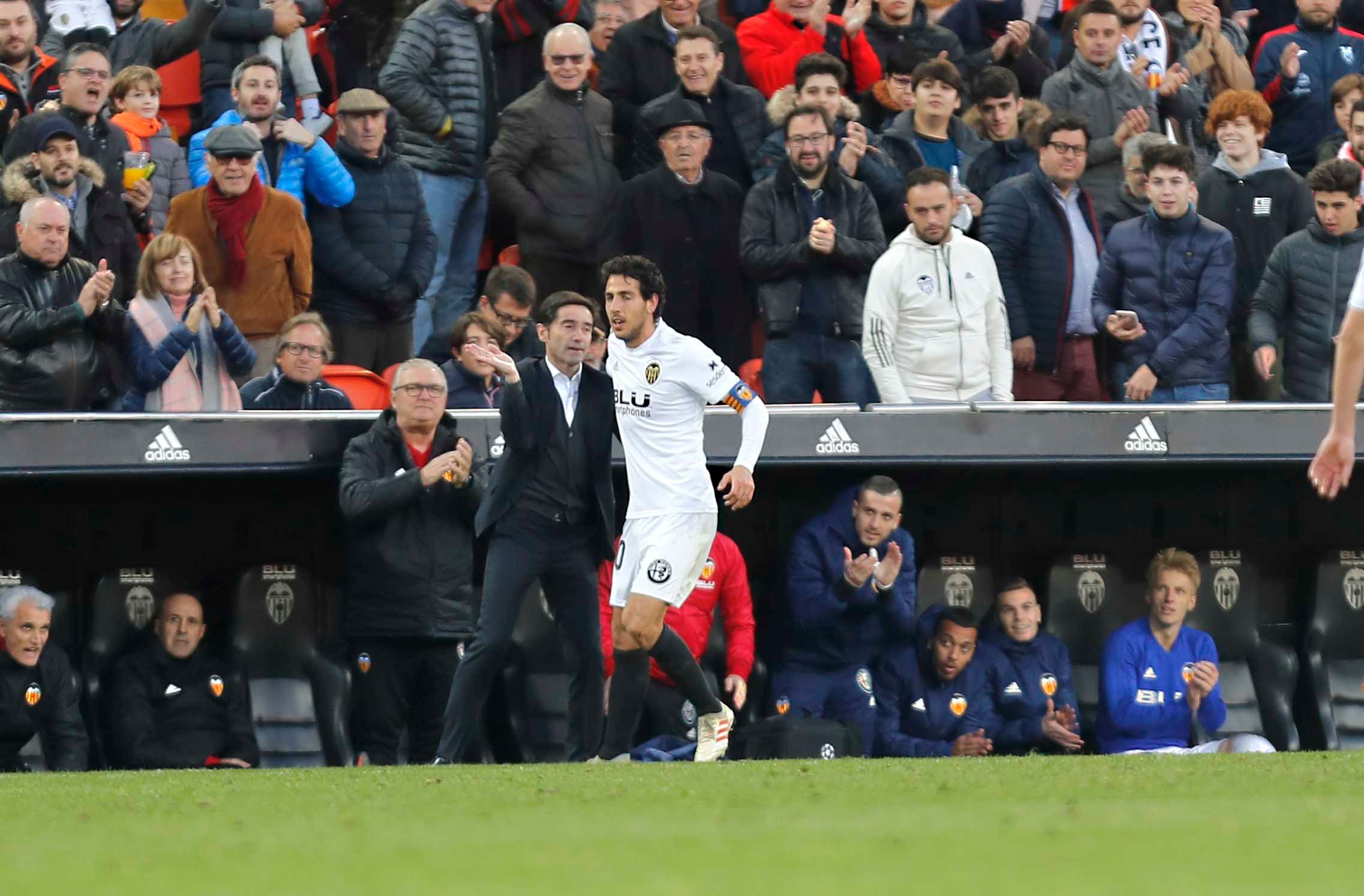 Parejo se abraza a Marcelino en el Valencia-Valladolid.