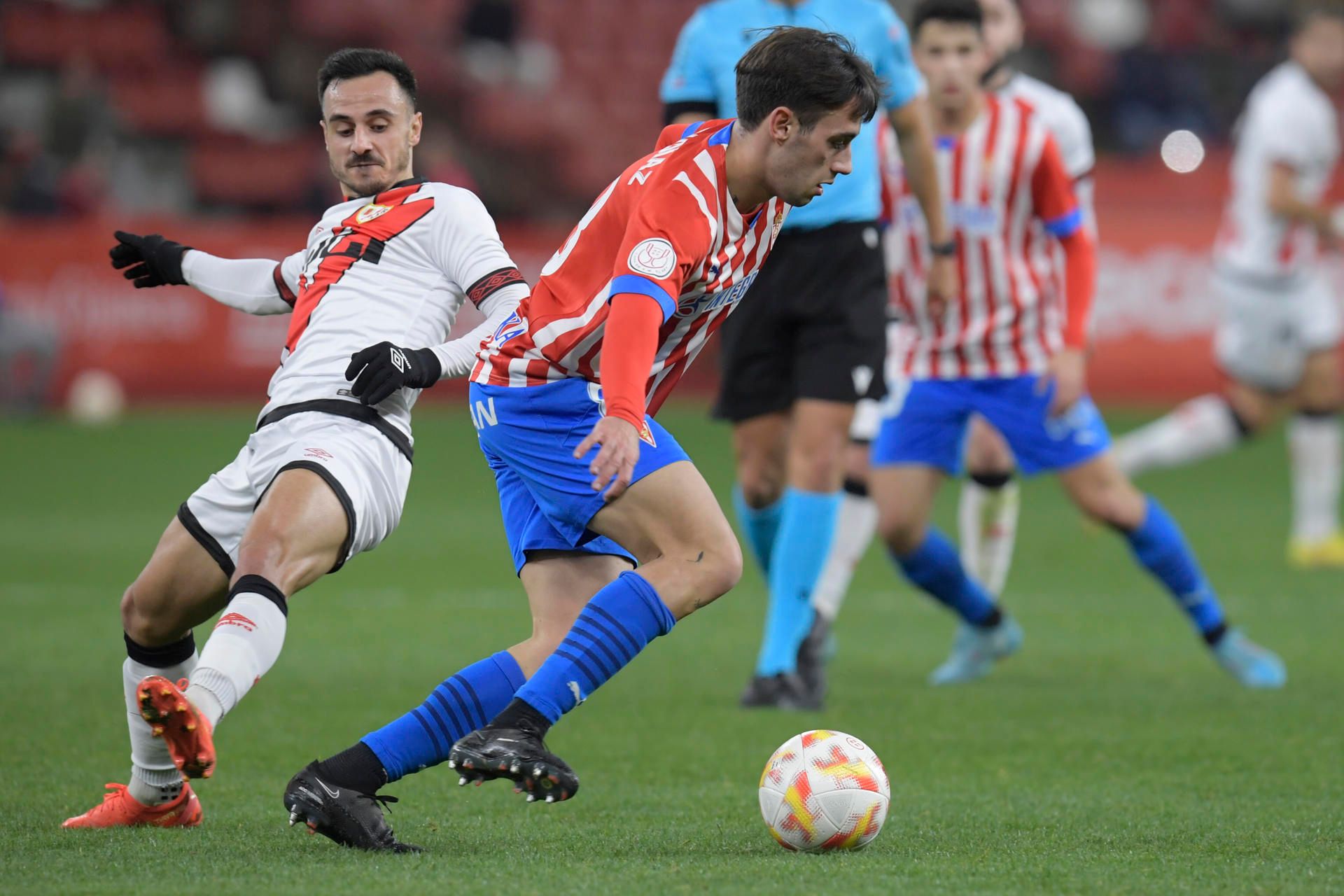  Pedro Díaz avanza con el balón en el Sporting-Rayo de Copa.
