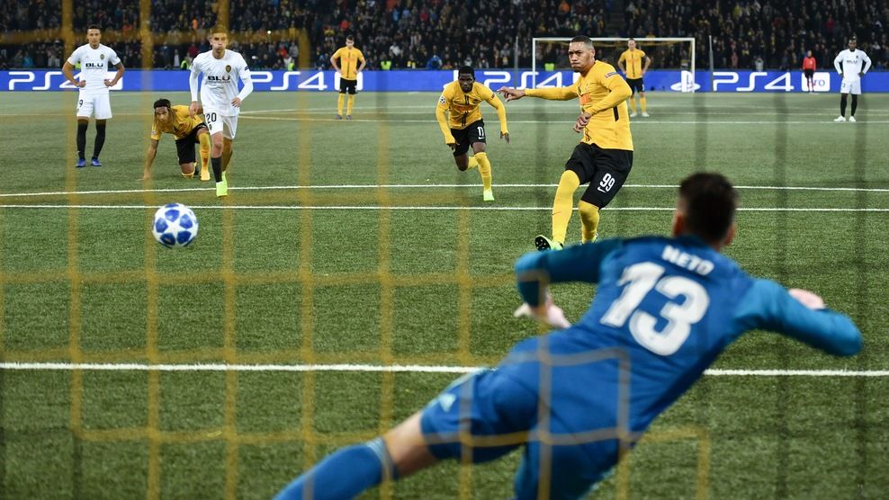  Neto no pudo detener el penalti.