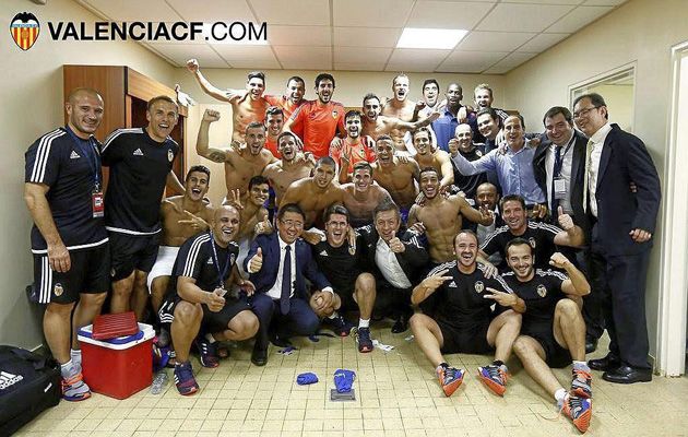 Peter Lim con los jugadores del Valencia CF