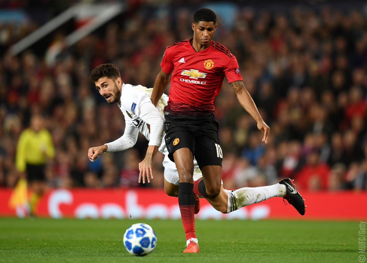  Piccini persigue a Rashford en el Manchester-Valencia.