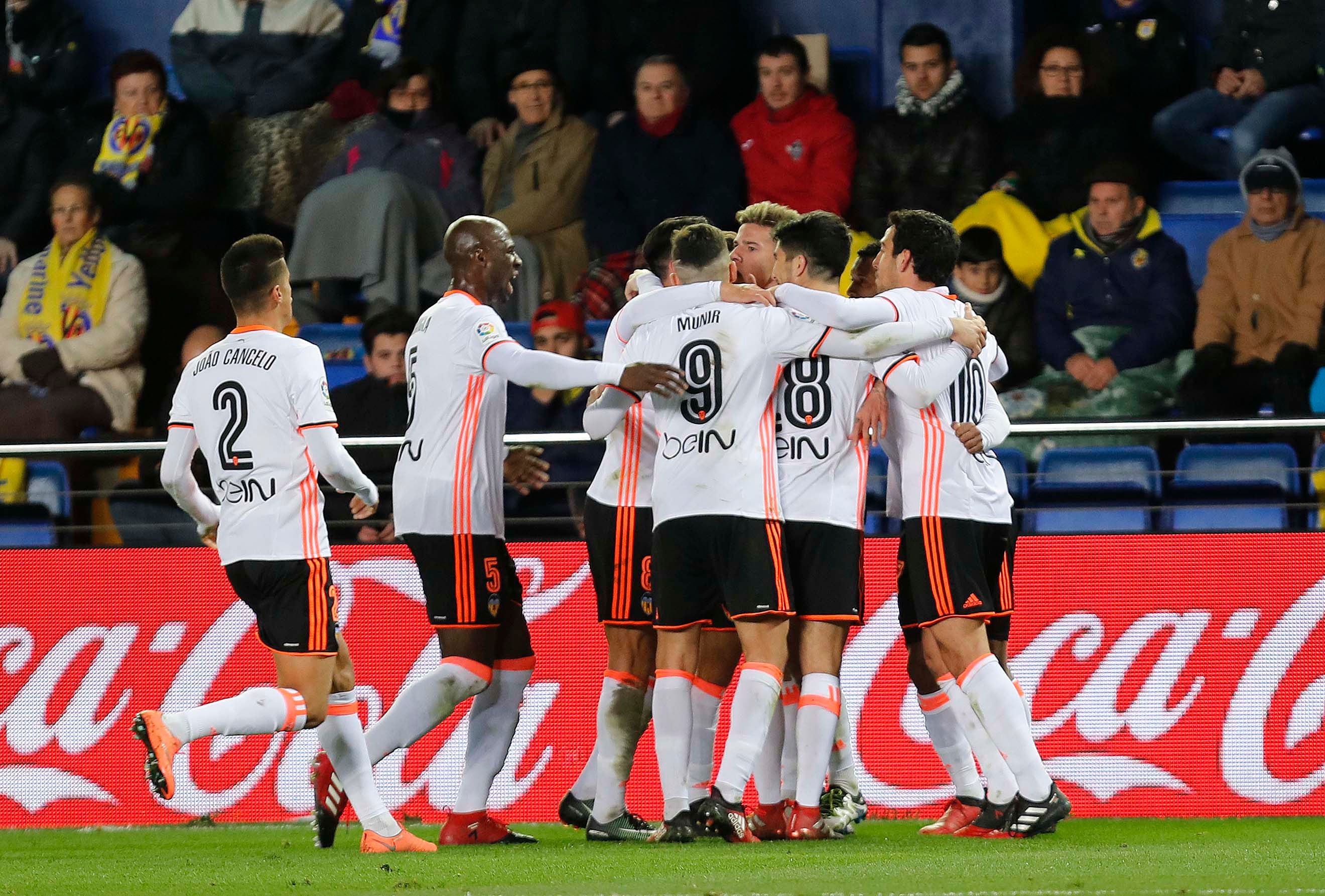 El equipo se abraza tras el gol de Carlos Soler.