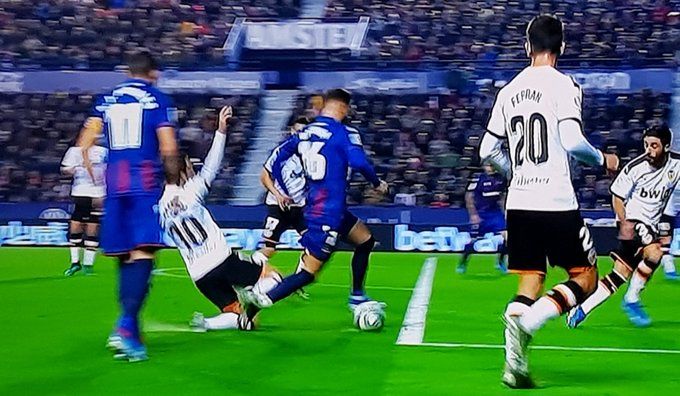 Imagen del penalti de Parejo.
