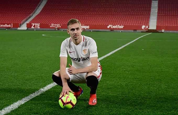 Rog, en su presentación con el Sevilla, club al que llega procedente del Nápoles..