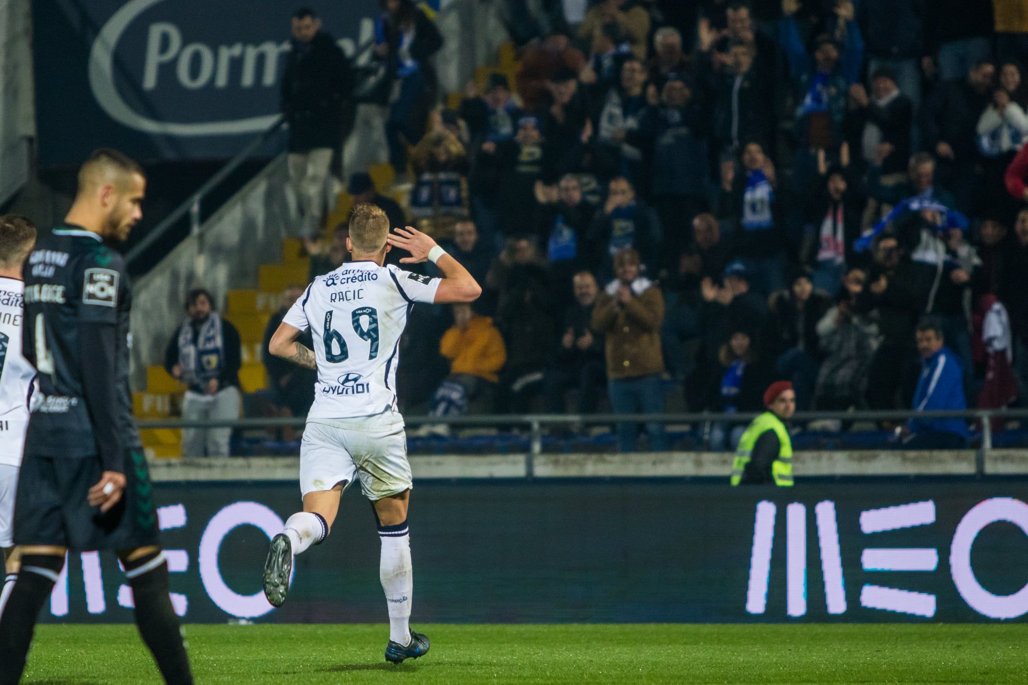  Racic celebra un gol.