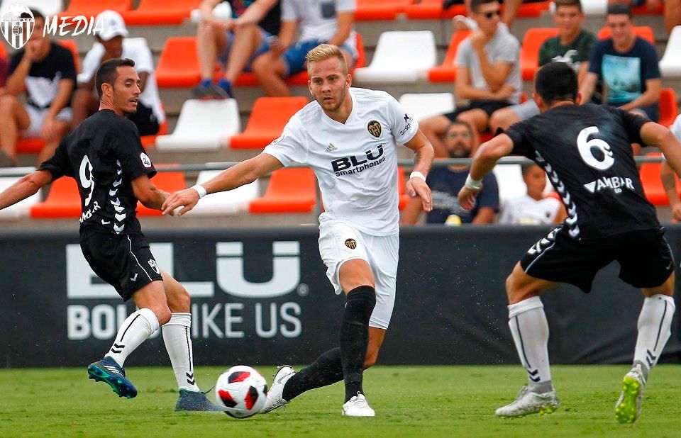  Uros Racic juega con el Mestalla.