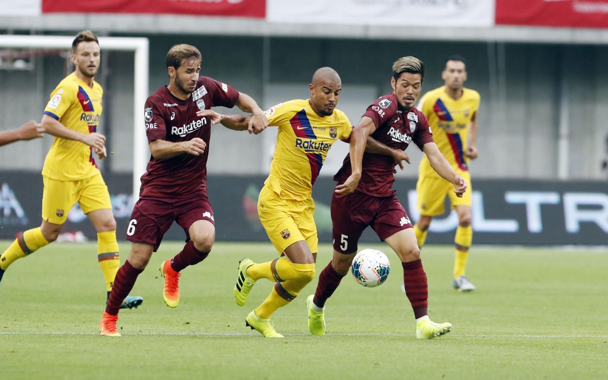  Rafinha conduce el balón ante el Vissel Kobe