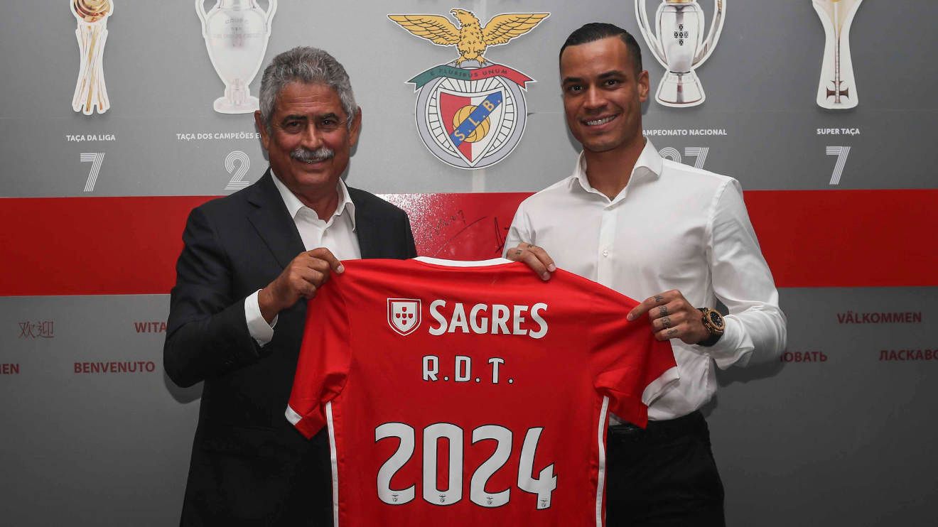 Raúl de Tomás posa con la camiseta del Benfica.