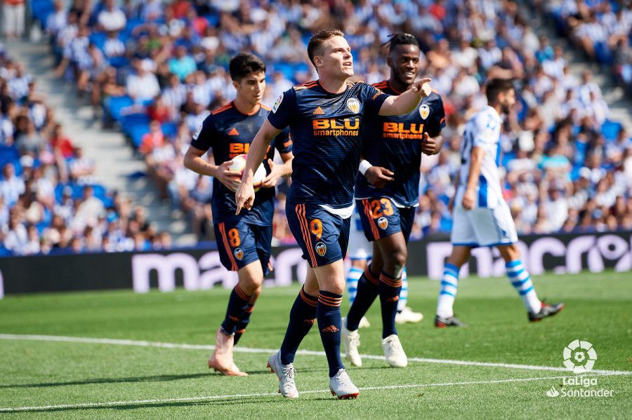  Gameiro celebra un gol en el Real Sociedad-Valencia.