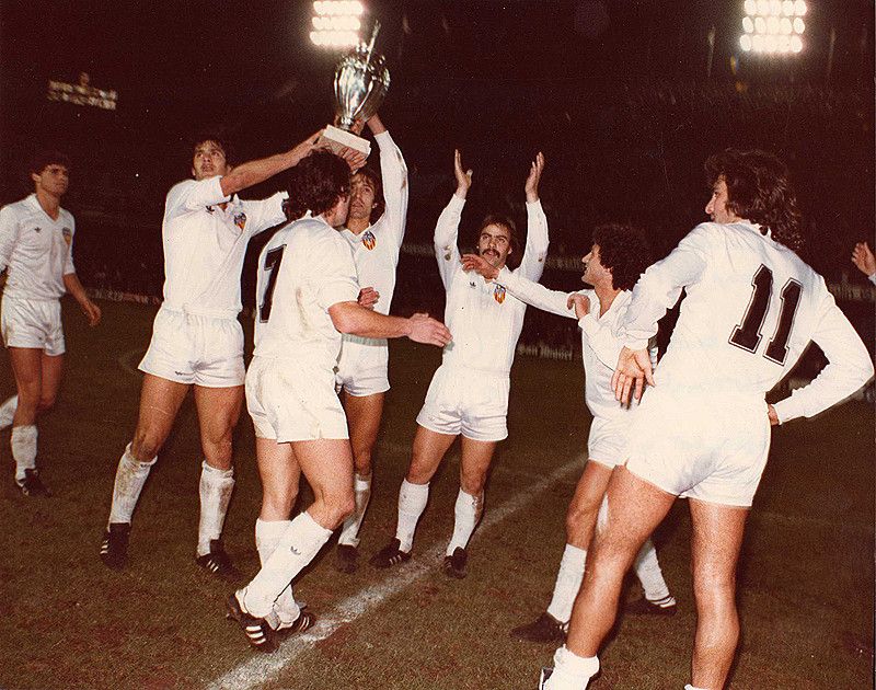  La plantilla, de la que formó parte Subirats, celebra el título de la Recopa.