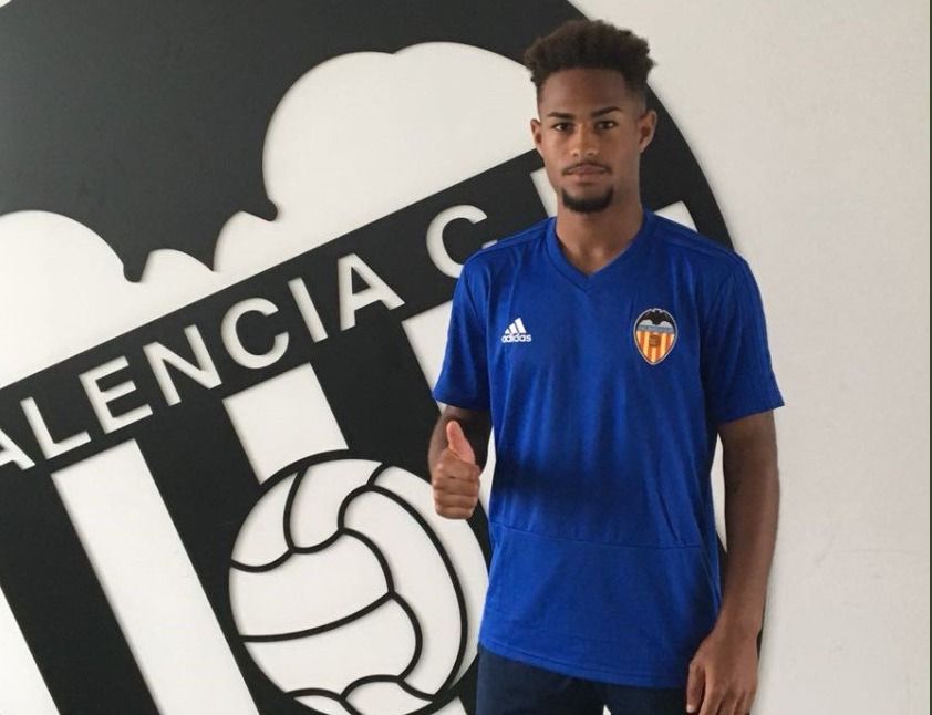 Ricardo Campos posa con la camiseta del Valencia CF