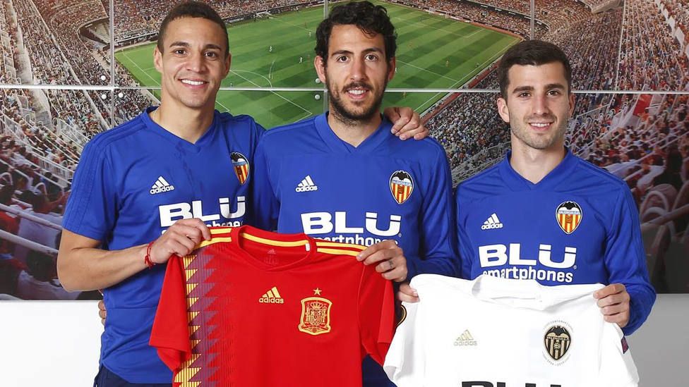 Rodrigo, Parejo y Gayá posan con las camisetas de la selección española y el Valencia.