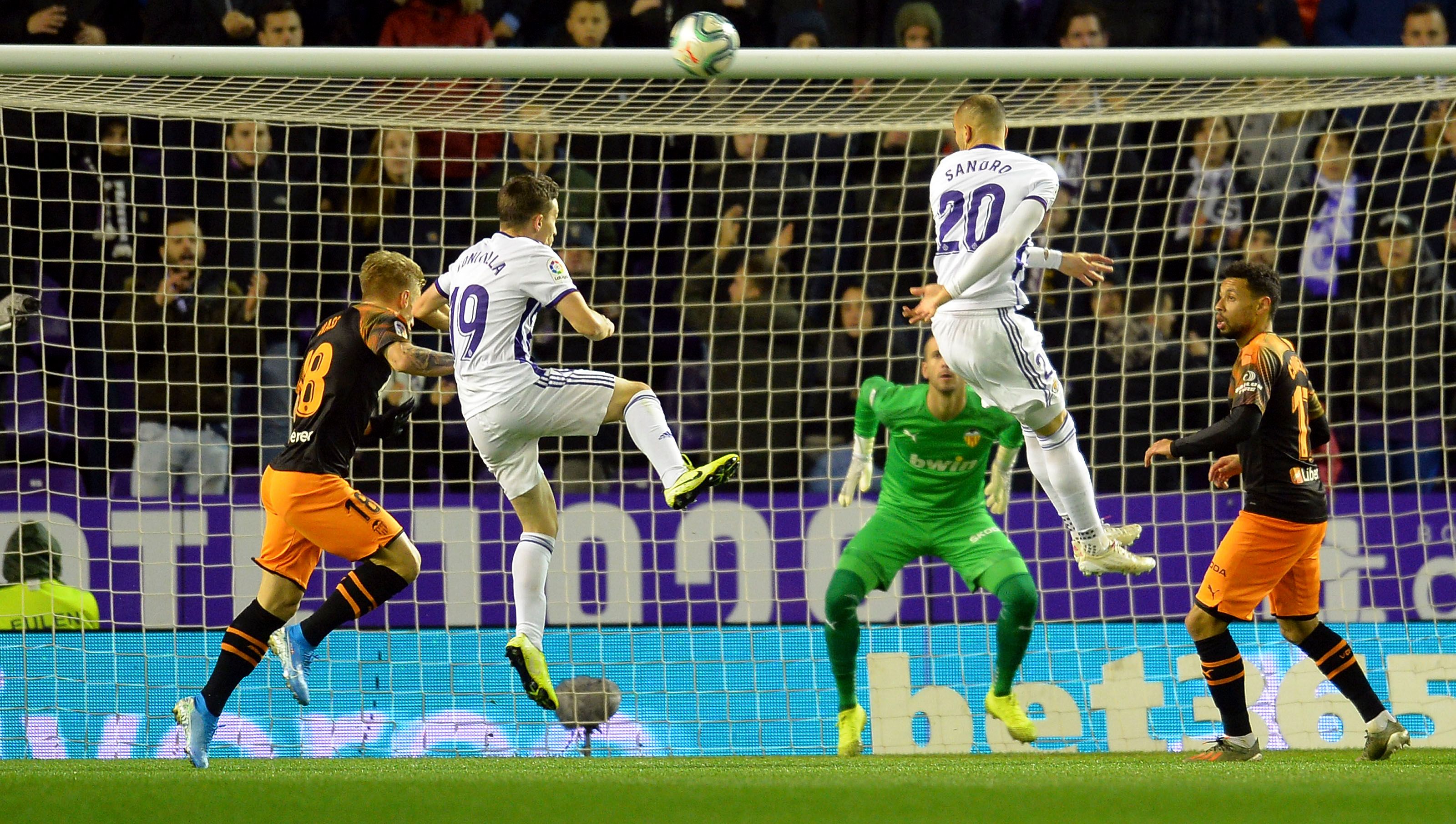  Sandro remata ante Jaume en el Valladolid-Valencia