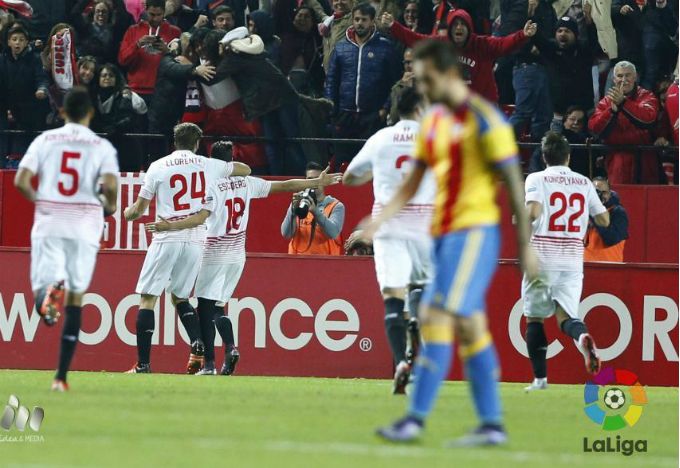 Alcácer, cabizbajo, durante la celebración del gol del Sevilla.