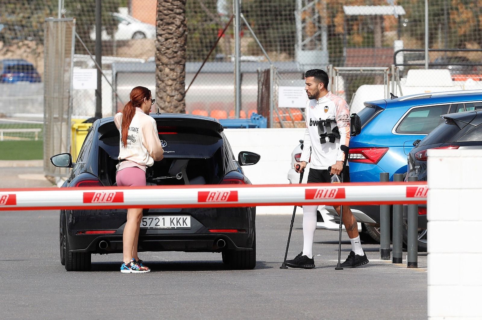 Tamara Gorro y Ezequiel Garay, en el párking de Paterna.