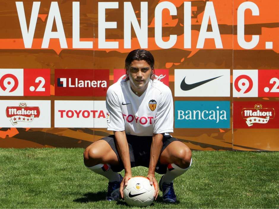  Tavano el día de su presentación con el Valencia CF