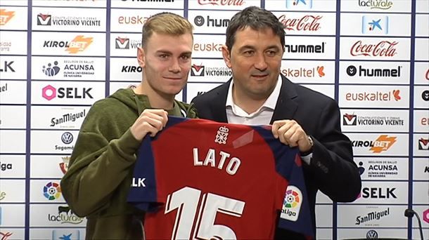  Toni Lato posa con la camiseta de Osasuna