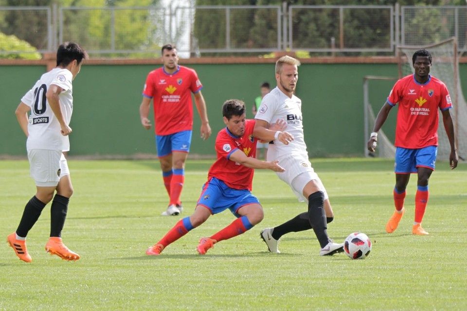  Uros Racic controla el balón ante el Teruel.