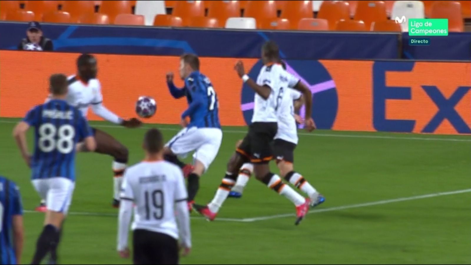  Diakhaby cometió dos penaltis en el Valencia-Atalanta