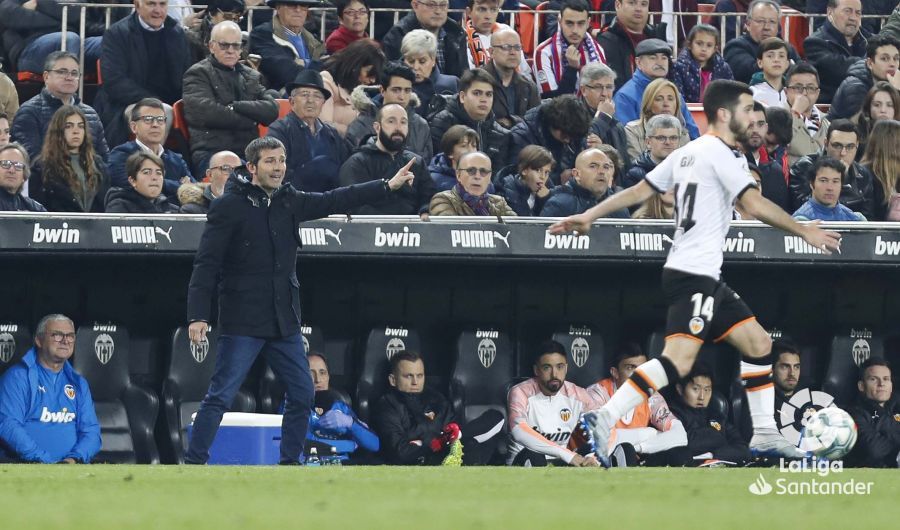  Albert Celades da instrucciones durante el Valencia-Atlético.