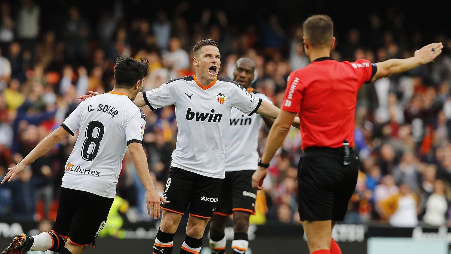  Kevin Gameiro celebra un gol en el Valencia-Betis.