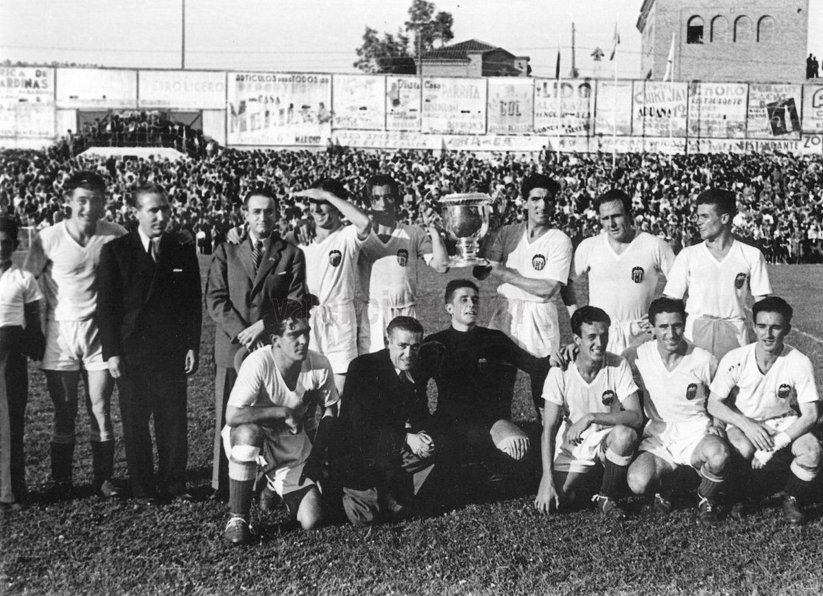  Valencia CF campeón de Copa del 41, con Mundo arrodillado a la izquierda