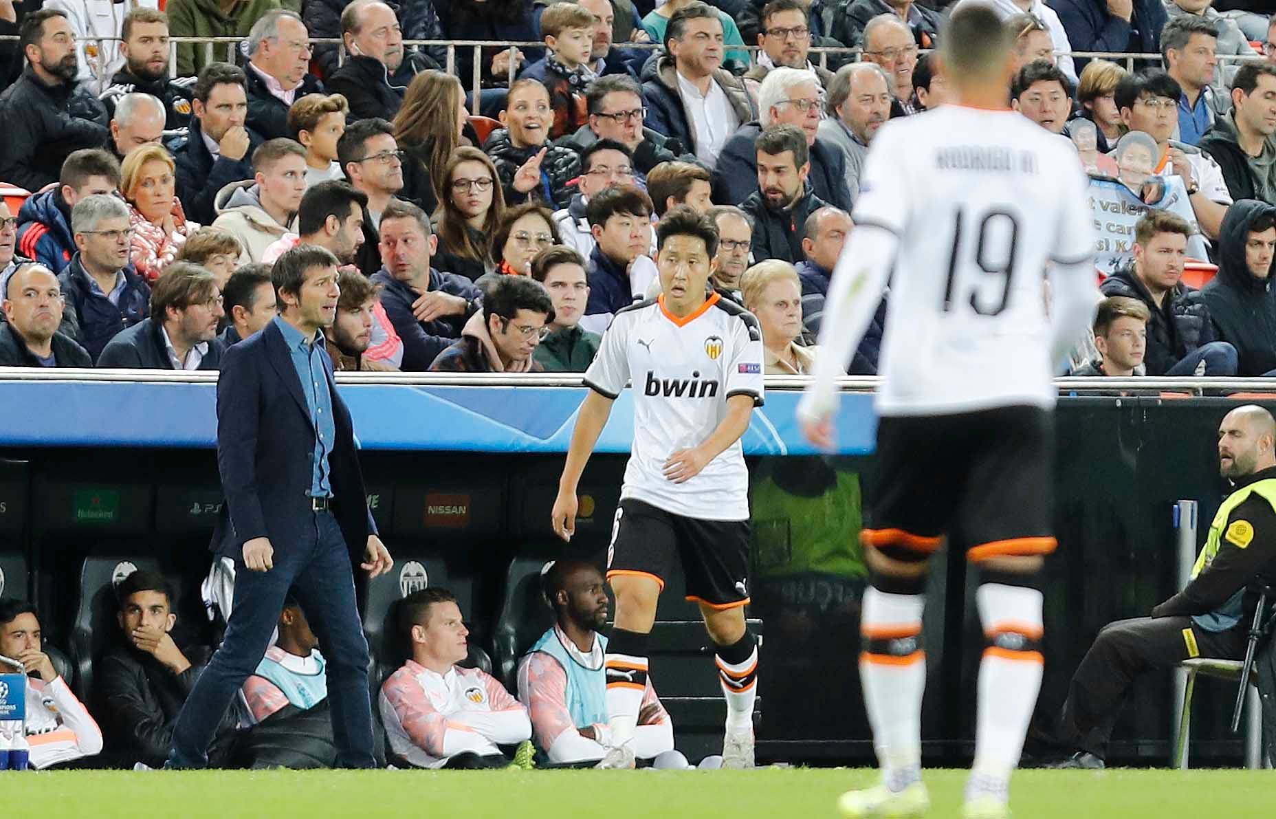  Celades da indicaciones a Kangin Lee en el Valencia-Lille