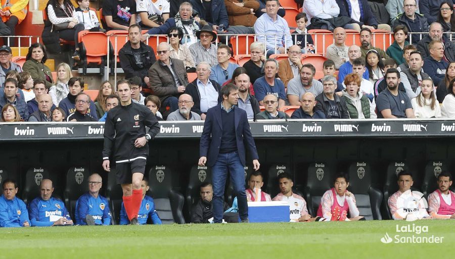  Celades dirige a su equipo desde la banda de Mestalla