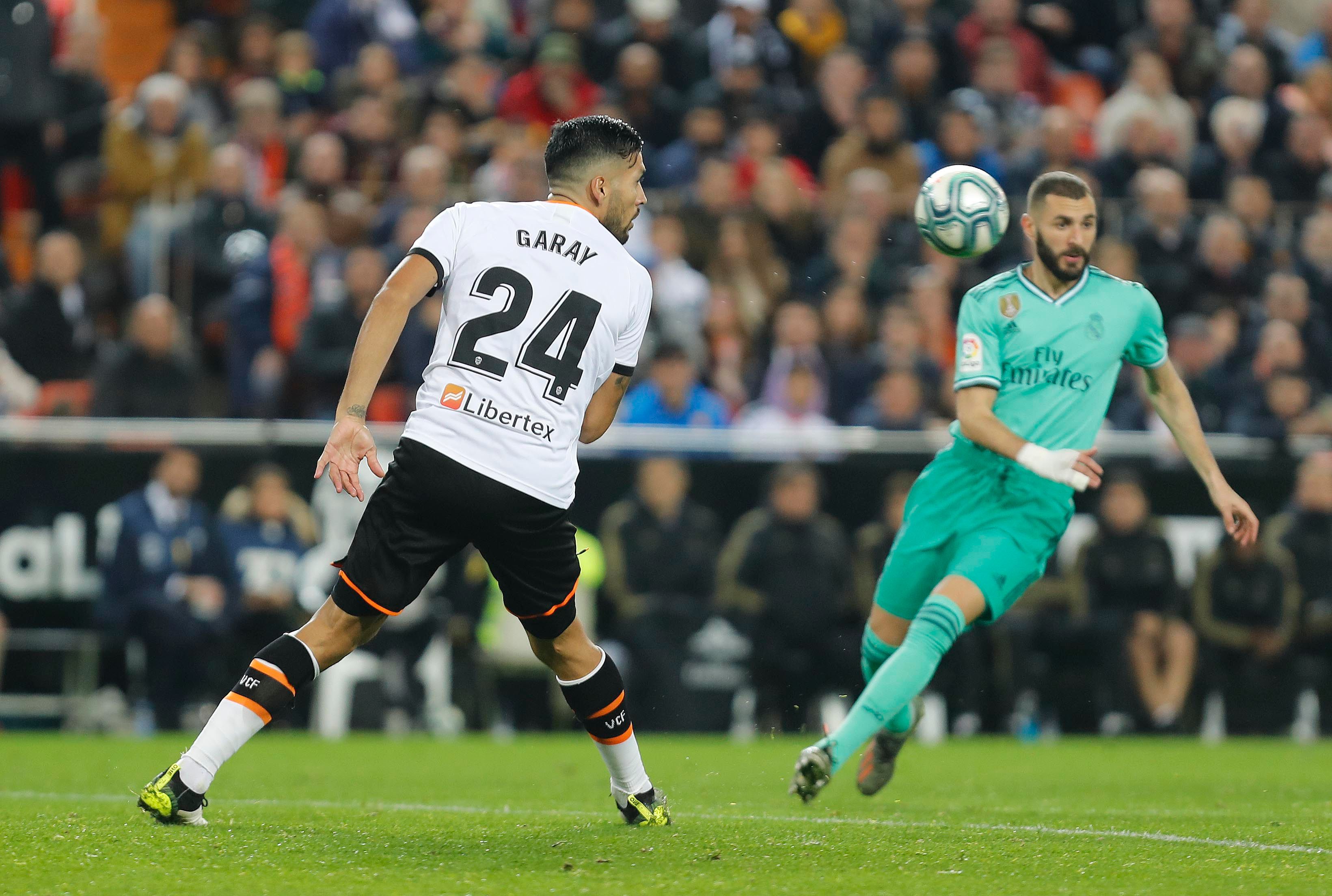 Garay, durante el Valencia - Real Madrid
