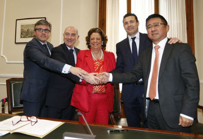 Se firma la permuta entre el Ayuntamiento y el Valencia (marzo 2015)