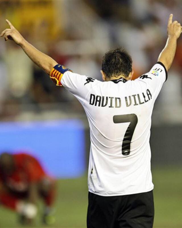  David Villa celebra un gol como capitán del Valencia CF