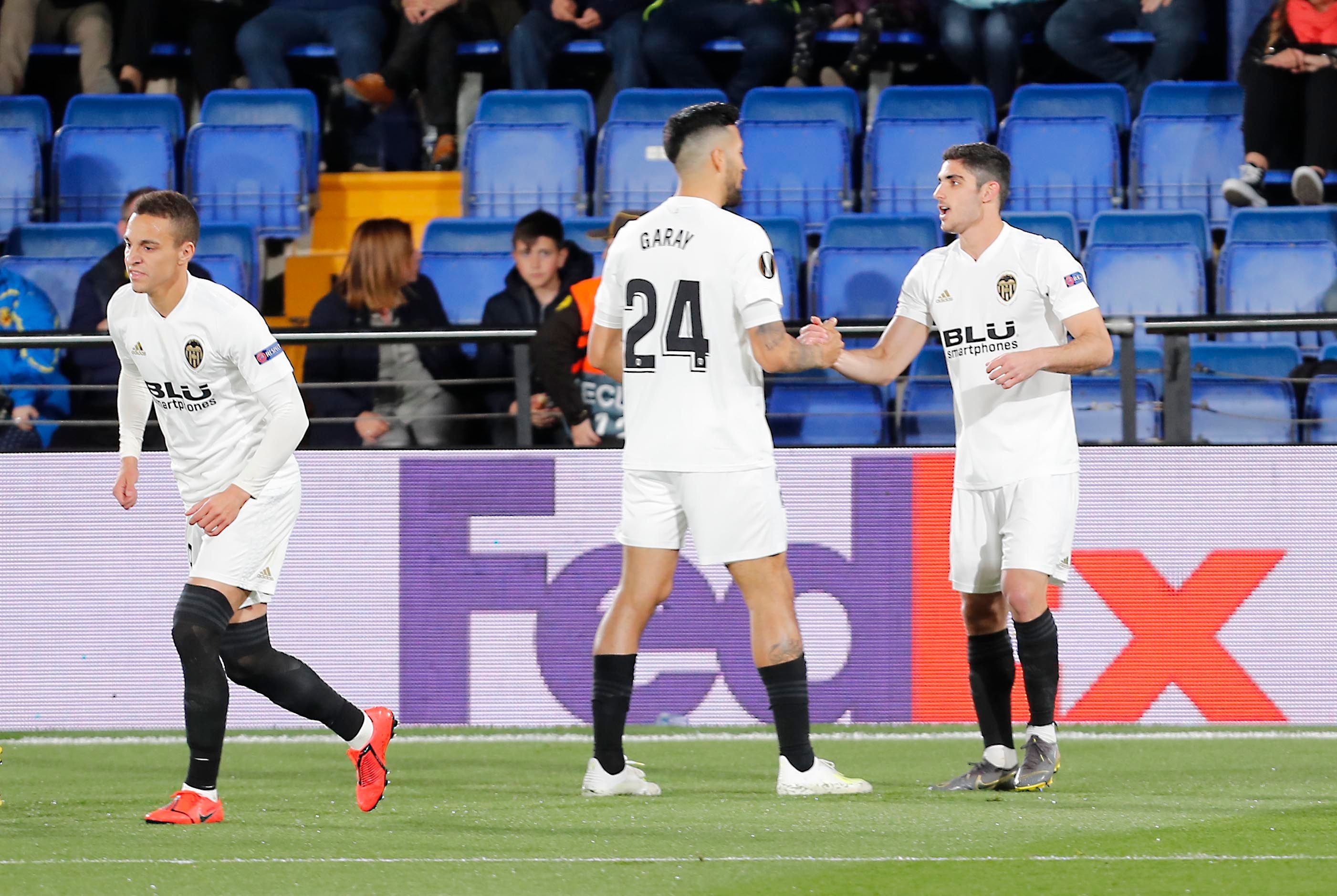  Garay felicita a Guedes en el Villarreal-Valencia CF