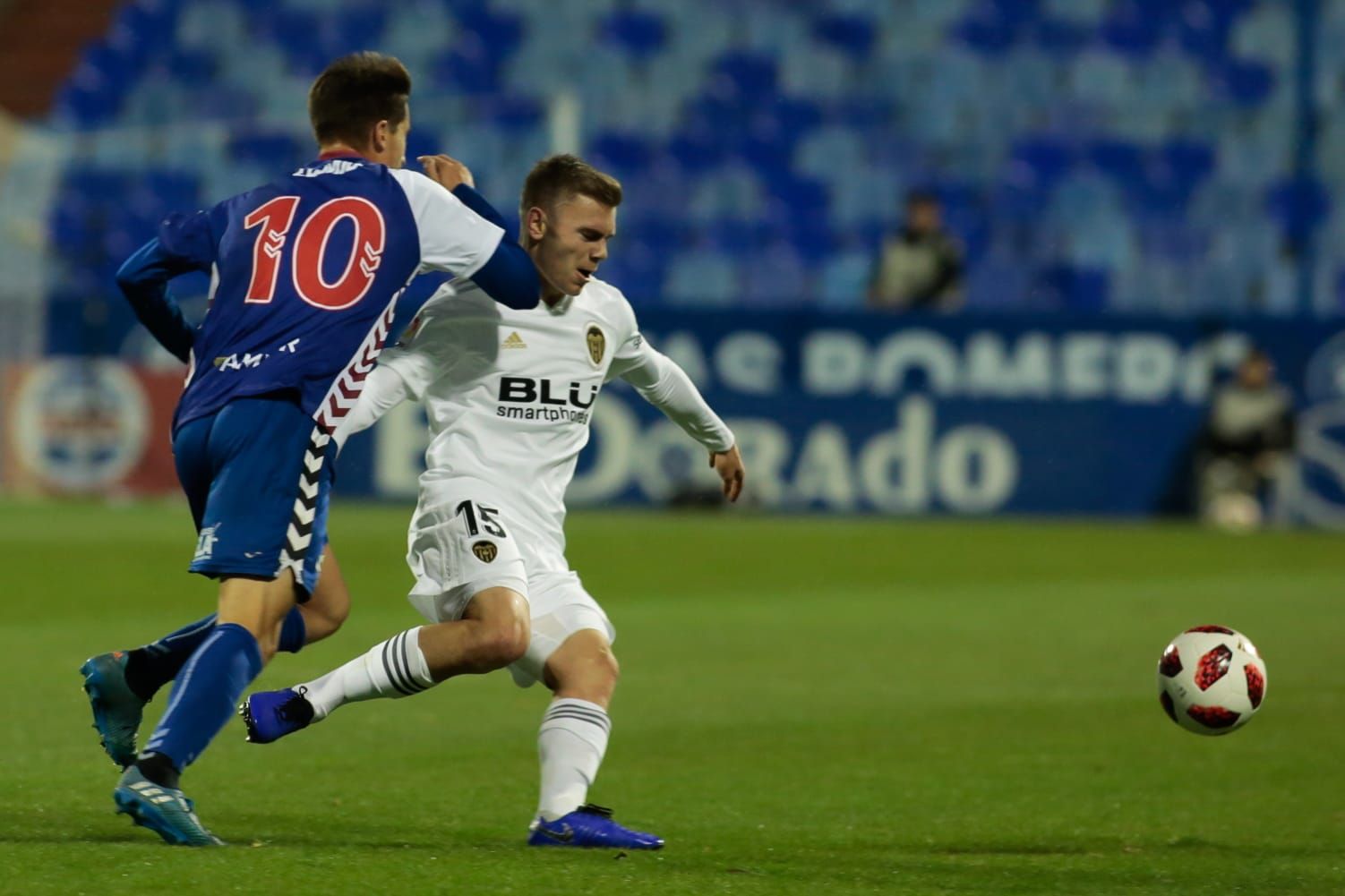  Lato y Sergio Cortés disputan un balón en el Ebro-Valencia.